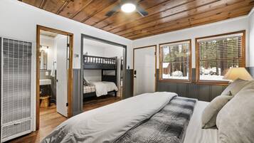 2 soverom, skrivebord, strykejern/-brett og reiseseng for barn