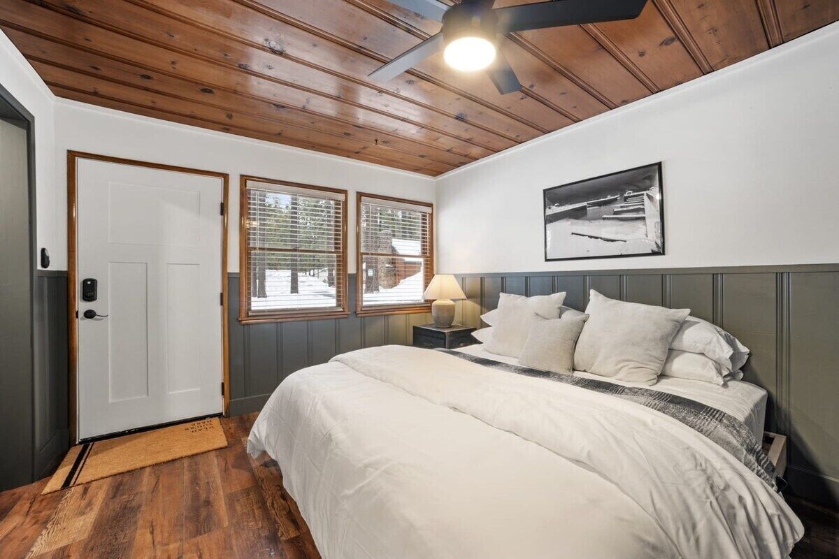 2 soverom, skrivebord, strykejern/-brett og reiseseng for barn