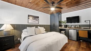 2 slaapkamers, een bureau, een strijkplank/strijkijzer, reisbedje