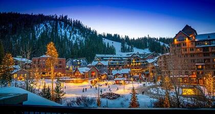 Views! 3 family rooms, 2 master suites, Hot Tub!