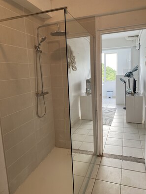 Dusche, Haartrockner, Handtücher