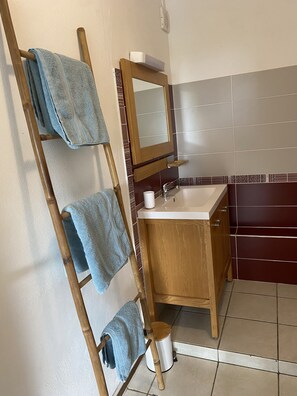 Dusche, Haartrockner, Handtücher