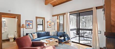 Condo, Multiple Beds, Balcony, Mountain View | Interior