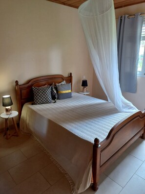 4 habitaciones, escritorio y tabla de planchar con plancha 