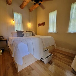 2 Schlafzimmer, Schreibtisch, Bügeleisen/Bügelbrett, Reisekinderbett