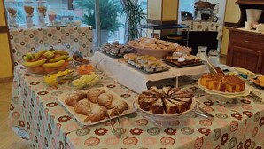 Una mesa de buffet con diversos alimentos y un pastel.
