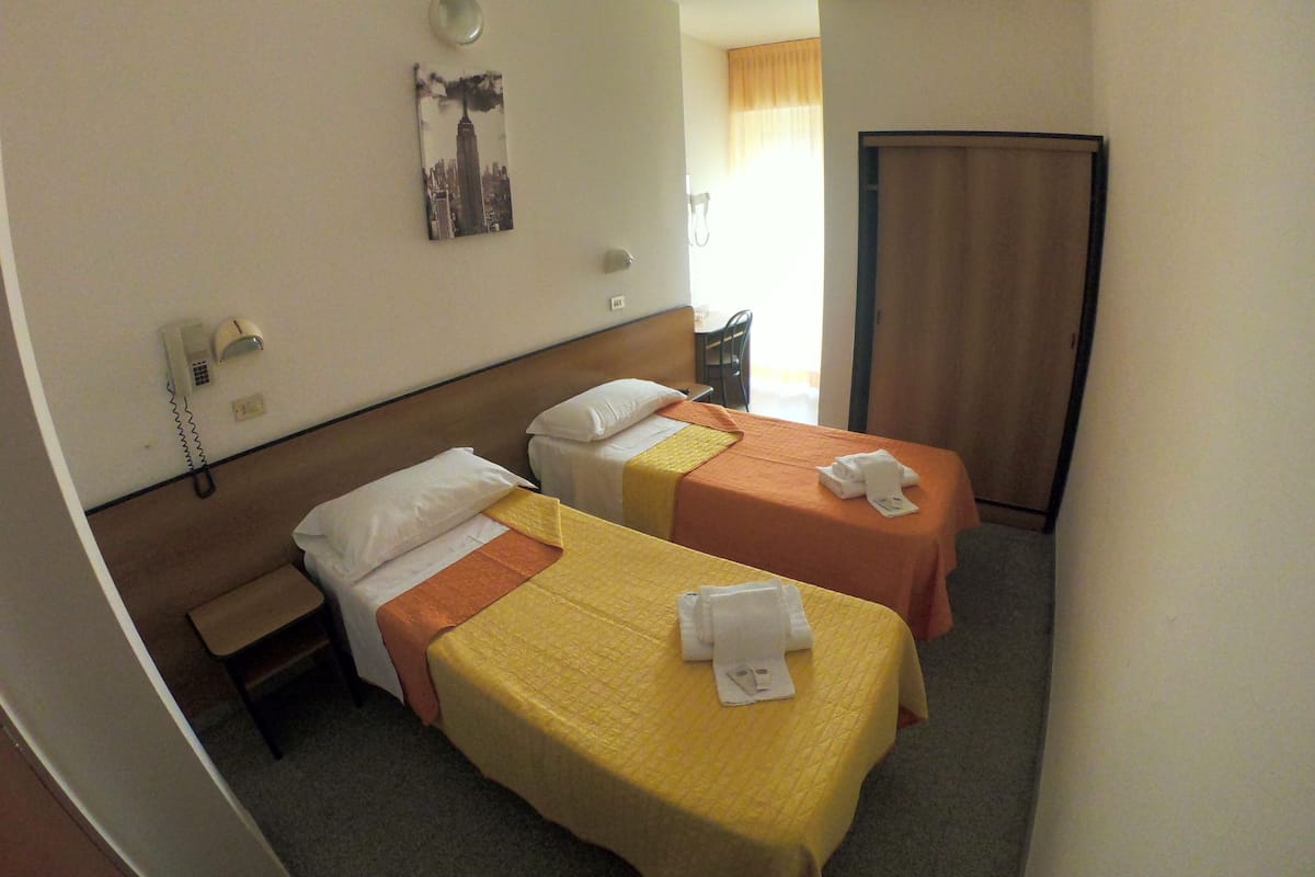 Twin Room | Free WiFi, bed sheets