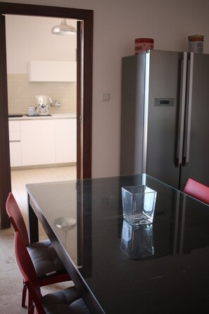 Refrigerador, horno, placa de cocina, cafetera/tetera