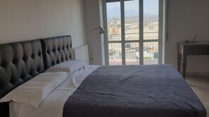 3 bedrooms, desk - Oresa Home (Catania)