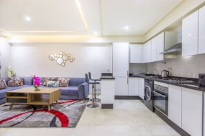 Refrigerador, horno, lavavajillas y utensilios de cocina 