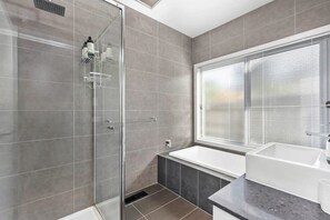 Baignoire, séchoir à cheveux, serviettes fournies