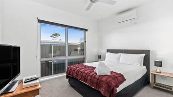 3 bedrooms, iron/ironing board, WiFi, bed sheets