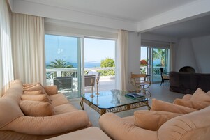 Villa | Living area | Flat-screen TV, table tennis