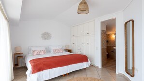 Una camera da letto con un letto, comodini, uno specchio e un armadio.