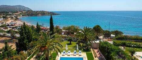 Nær stranden, strandhåndklær og strandbar