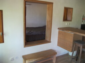 1 bedroom, free WiFi, bed sheets - Quiet tree house in the bugey region (Belley)