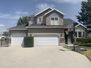 Exterior - Large Family Sized Home Close to everything (Salt Lake City)