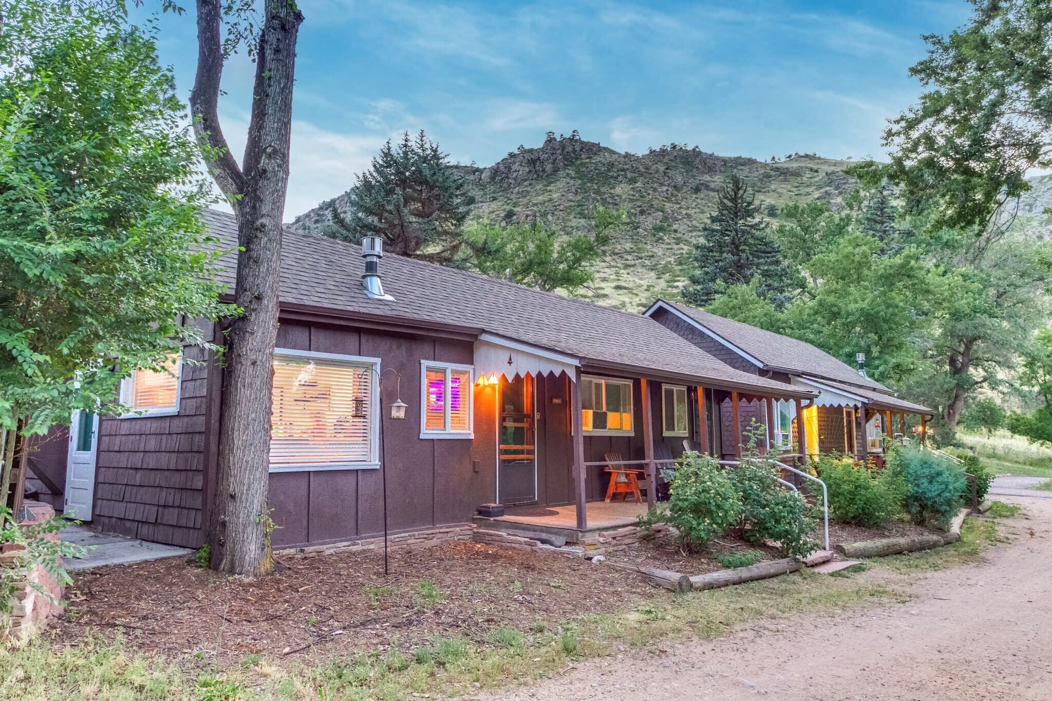 Pine Cabin- HOT TUB*Fireplace*MTN VIEW