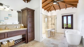Badewanne, Haartrockner, Bidet, Handtücher