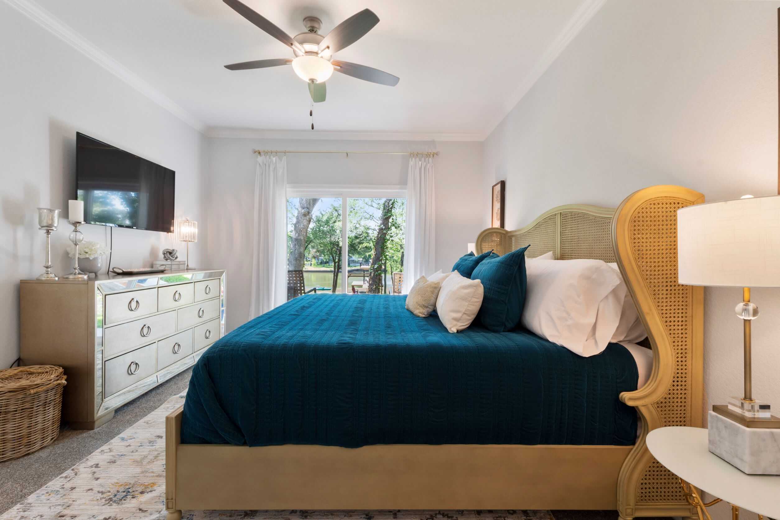 4 bedrooms, desk, iron/ironing board, travel cot