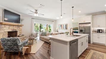 Jääkaappi, mikroaaltouuni, uuni, liesi