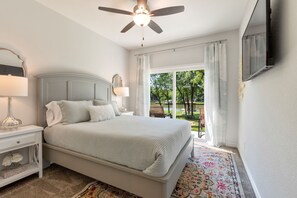 4 chambres, bureau, fer et planche à repasser, lit parapluie