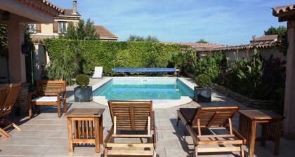 Sorgues, 9 km from Avignon, air-conditioned villa with private pool, (Wifi internet)