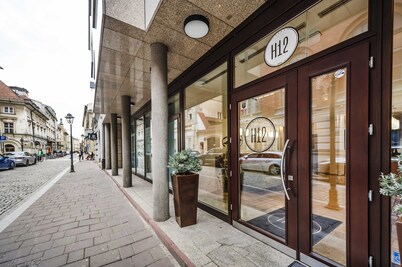 Hotel H12