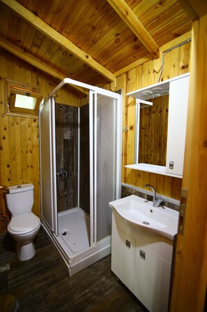 Casa de árbol familiar, 1 habitación, patio, en el área del jardín | Baño | Tina y regadera independientes y regadera tipo lluvia 