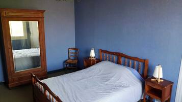 2 bedrooms, iron/ironing board, free WiFi