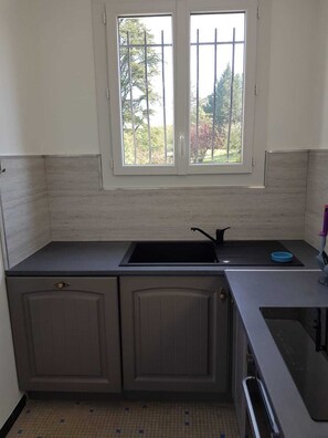 Een koelkast, een microgolfoven, een oven, een kookplaat