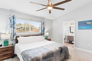 3 bedrooms, iron/ironing board, travel cot, WiFi - Turtle's Nest-Golf Cart-Steps to Beach (Indian Rocks Beach)