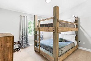 3 habitaciones, tabla de planchar con plancha, cuna de viaje y wifi 