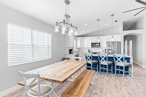 Dining - Turtle's Nest-Golf Cart-Steps to Beach (Indian Rocks Beach)