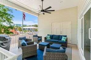 Terrace/patio - Dolphin Dreamer-6-Seat Golf Cart! (Indian Rocks Beach)