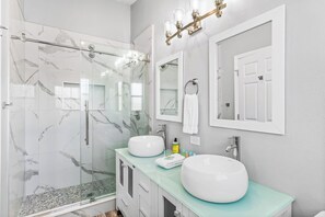 Badewanne, Haartrockner, Handtücher