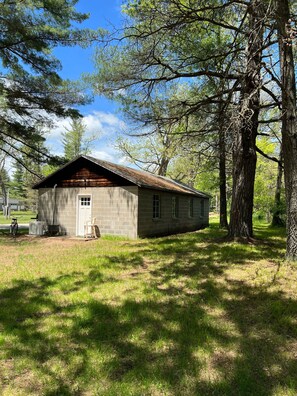 Exterior - Directly on the White Pine Trail. Sleep 6, 3 bedrooms, and Full Bath. (Big Rapids)