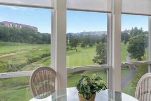 콘도, 침대(여러 개), 주방, 골프장 전망 (Branson on the Links) | 다이닝