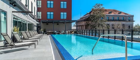 Alberca al aire libre, acceso de 07:00 a 22:00, y camastros