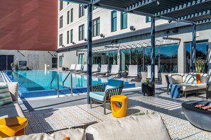 Piscine extérieure, chaises longues