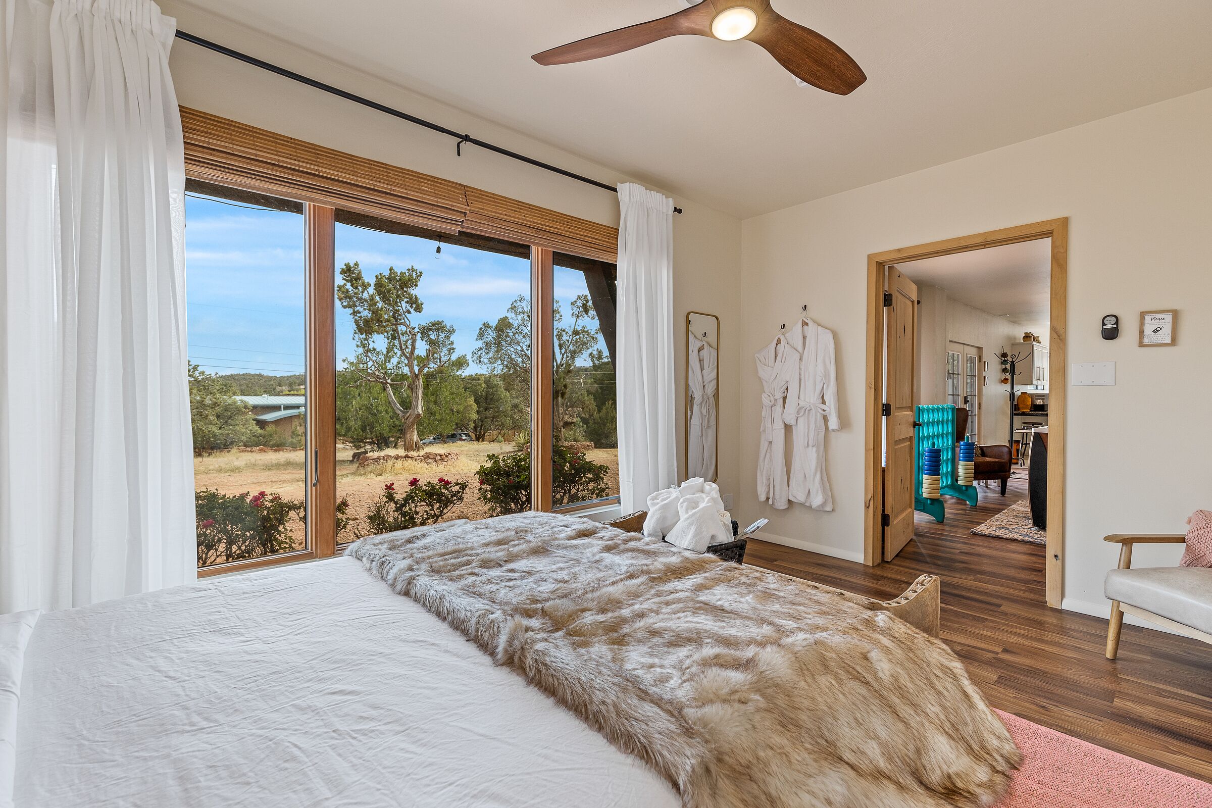 6 Schlafzimmer, Schreibtisch, Bügeleisen/Bügelbrett, Reisekinderbett