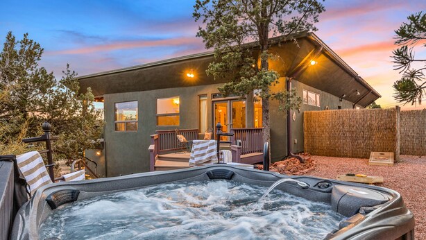A hot tub with a view of a house and a deck. - Large Villa ~ Kings & Queens ~ Chefs Kitchen ~ Views~ Hot Tub! (Sedona)