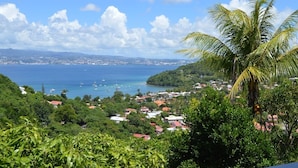 A coastal town with a view of the sea and boats. - Le Loft - Villa Ansalane (Les Trois-Îlets)