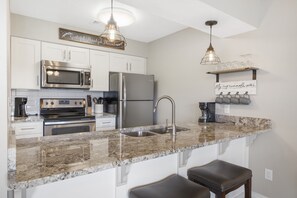 Appartamento, 1 letto king con divano letto, idromassaggio, vista campo da golf | Cucina privata | Frigorifero, microonde, forno, piano cottura