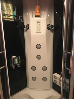 Douche, sèche-cheveux, serviettes fournies, savon