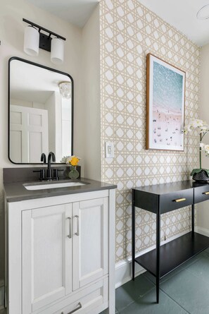 Bathtub, hair dryer, towels - Historic, Luxury 3bd Suite w/ Porch & Free Parking (Charleston)
