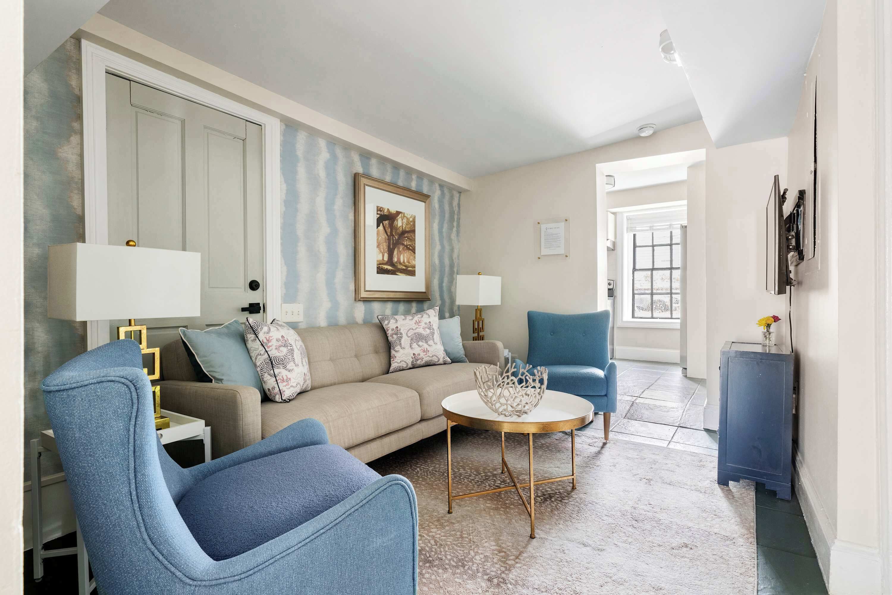 Televisión y oficina 