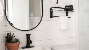 Badekar, hårføner, håndklær og sjampo