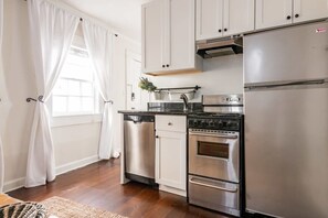 Kjøleskap, mikrobølgeovn, ovn og kokeplater