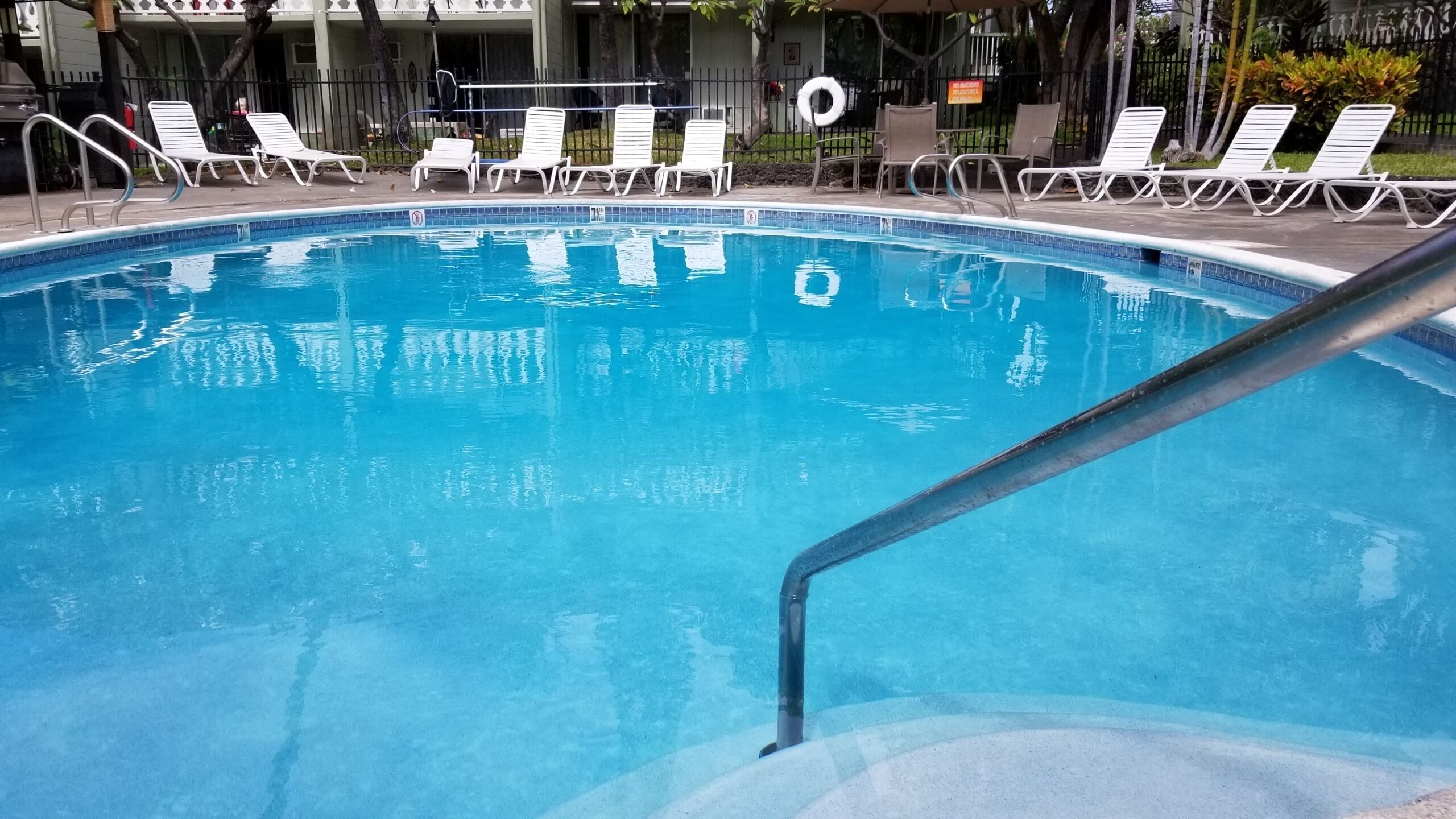 LOCATION LOCATION! Hawaiian Theme Condo with Hot Tub, Pool & Beach!